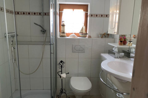 Bad mit Dusche und WC
