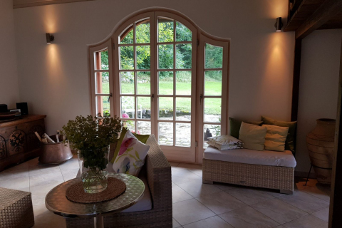 Wohnraum mit Blick auf die Terrasse