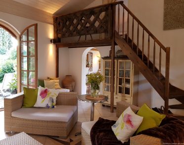 Wohnraum mit Aufgang-zum Schlafzimmer